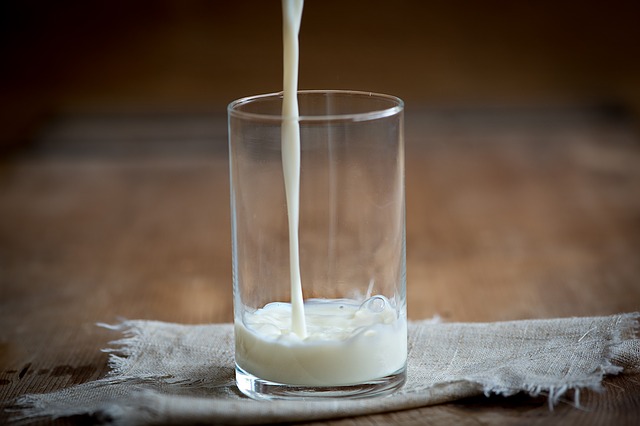 nalewanie mleka do szklanki
