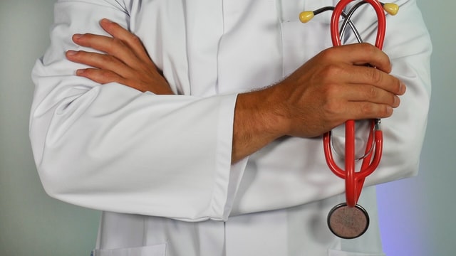 lekarz trzymający w dłoniach stetoskop