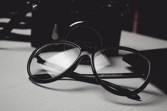 Czarne okulary na stole