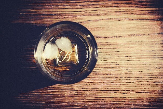 Szklanka z alkoholem stojąca na stole